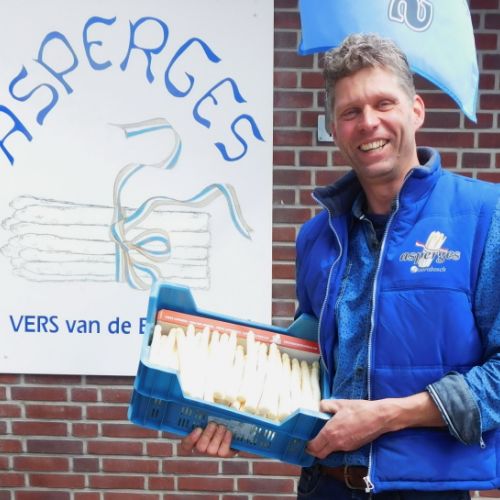 Frank trots met zijn vers geoogste asperges